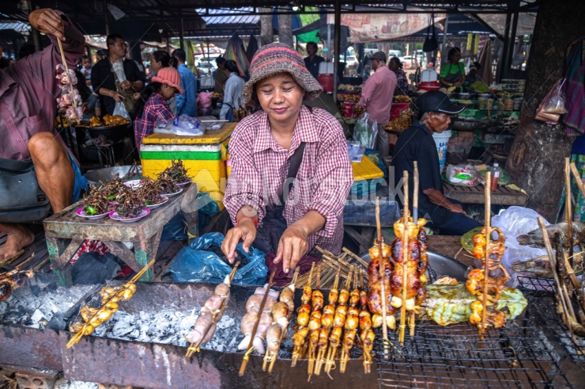 Asian Lady grill frog meat