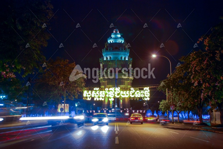 Independence Monument at night