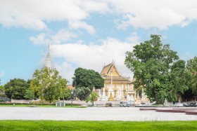 Khmer Pagoda - ទីធ្លាសួនមុខវត្តបទុមវតី