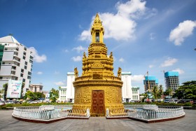 Buddhist Stupa in Phnom Penh - ព្រះ​សក្យ​មុនី​ចេតិយ