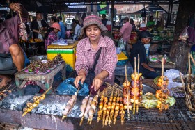 Asian Lady grill frog meat