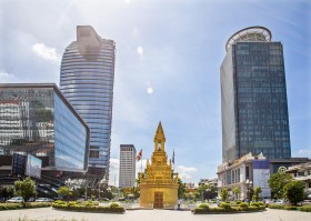 Buddha Stupa and Banking Building​ - សួនព្រះ​សក្យ​មុនី​ចេតិយ