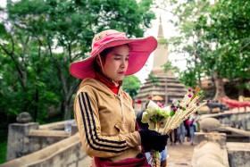 អ្នកលក់ផ្កា - Praying Flower Seller