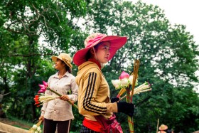 អ្នកលក់ផ្កា - Praying Flower Seller